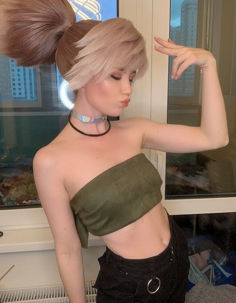 Lunaritie model perfect photo