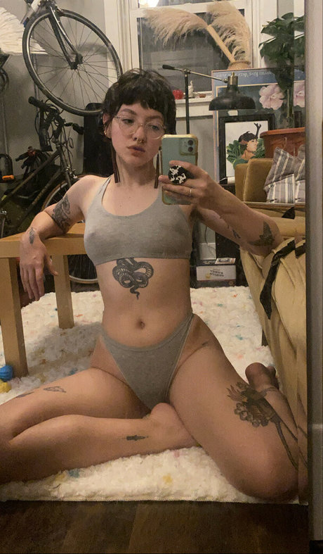 Pleasequietdown star erotic image