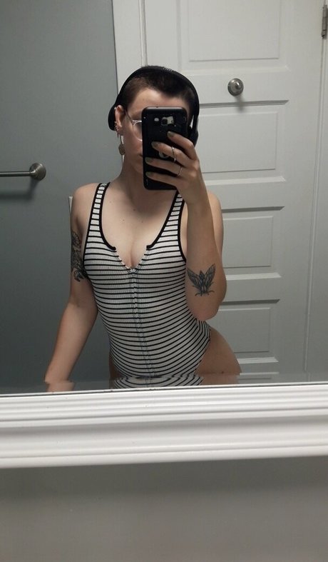 Pleasequietdown art model archive