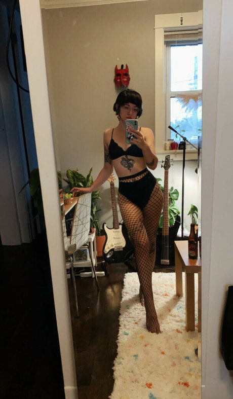 Pleasequietdown adult model photo