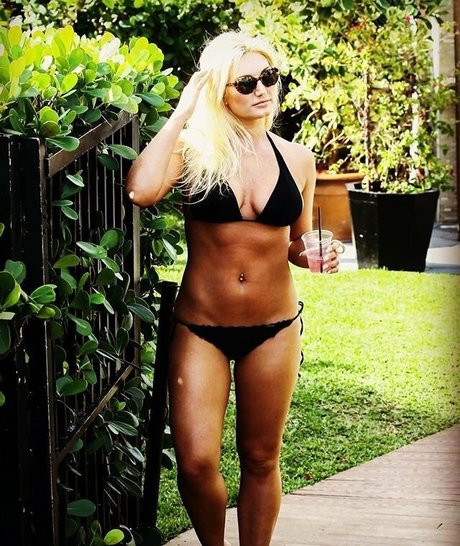 Brooke Hogan naked pornstar galleries