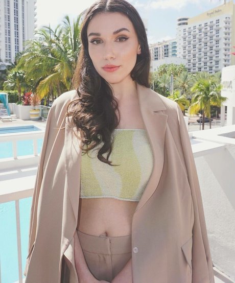 Grace Caroline Currey perfect actress img