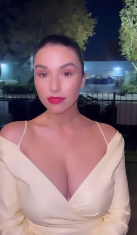 Grace Caroline Currey model photos