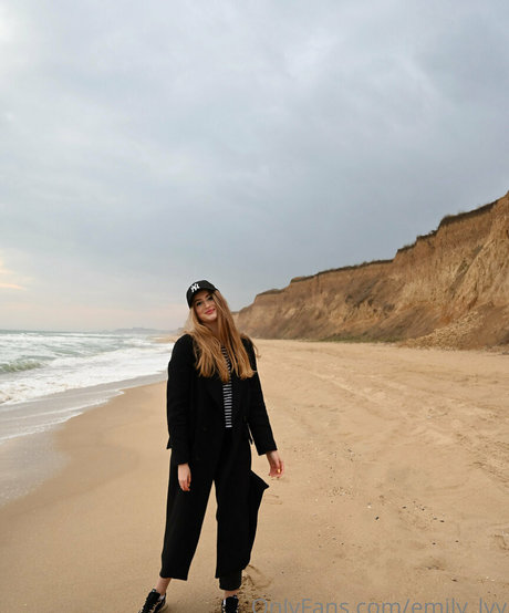 emily lyy sexy actress picture