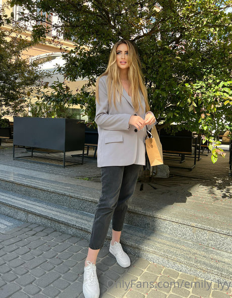 emily lyy hot model pic