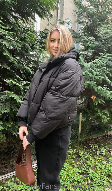 emily lyy model top pictures