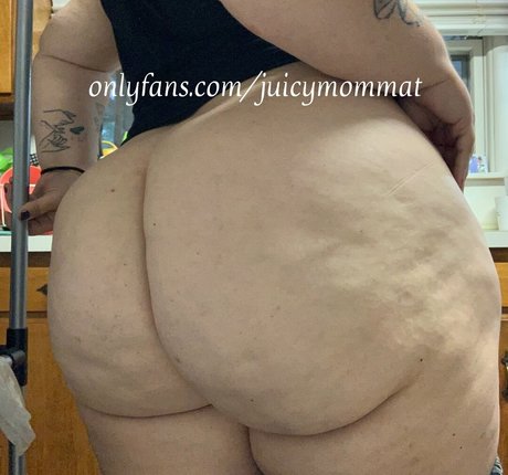 JuicymommaT nude pornstar image