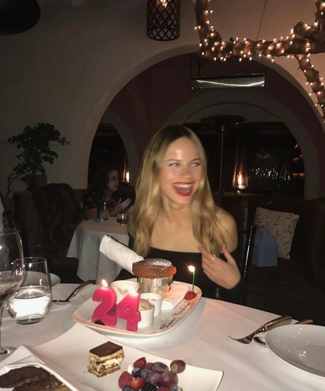 Halston Sage model perfect photo