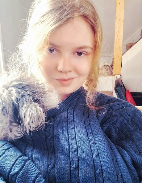 lyrictiana hot model image