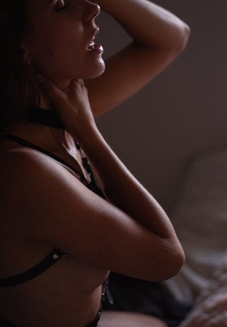 Julia Neyu model hot pic