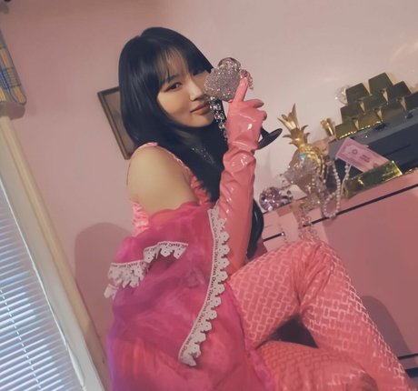 WomenK pop star art image