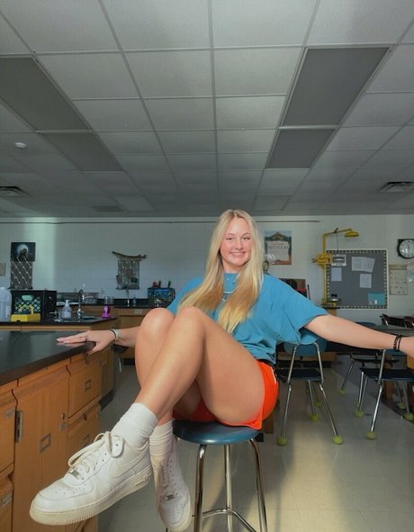 Anya Truax model nude picture