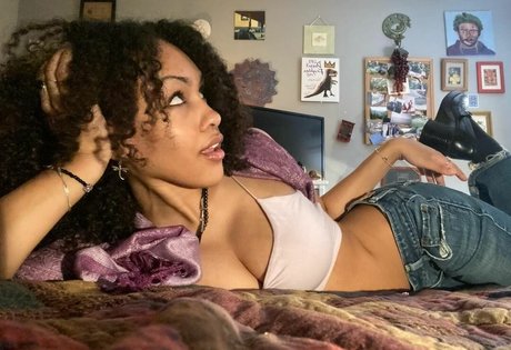 Aaliyeezy sexy star photos