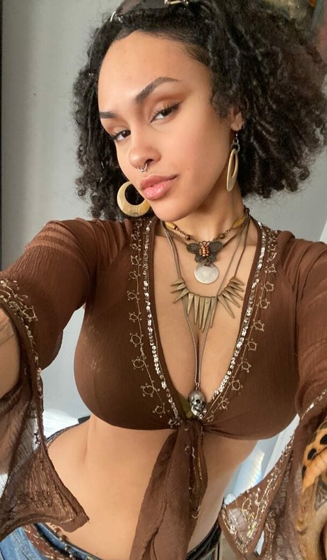 Aaliyeezy star pretty pictures