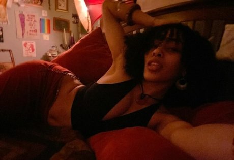 Aaliyeezy erotic pornstar image