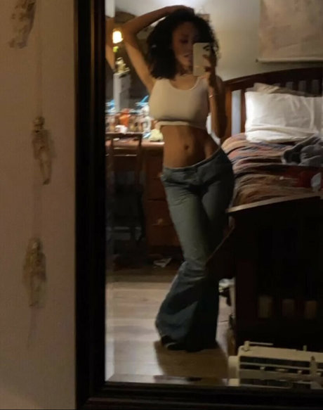 Aaliyeezy nude actress photo