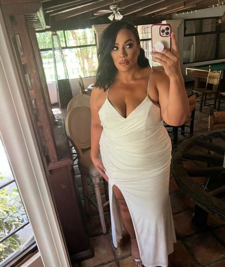 Nia Jax pornstar nudes pictures