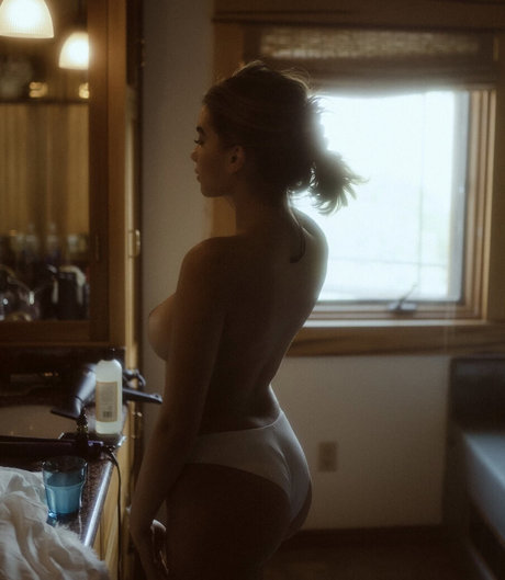 Ari Nicholle Gold star pretty pictures