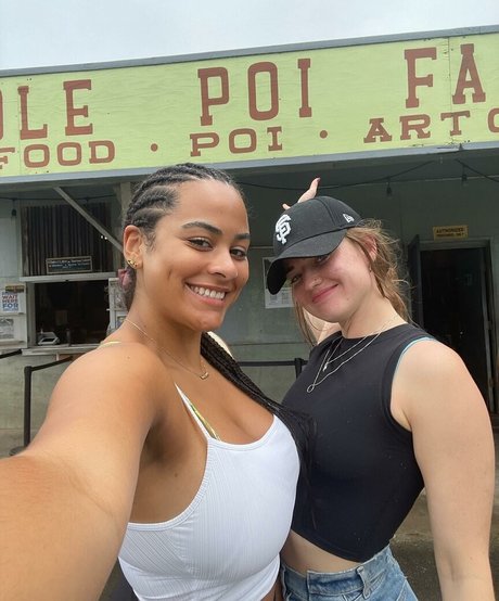 Raina Morris model nude pics