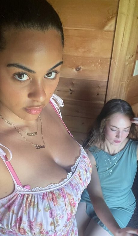 Raina Morris star top img