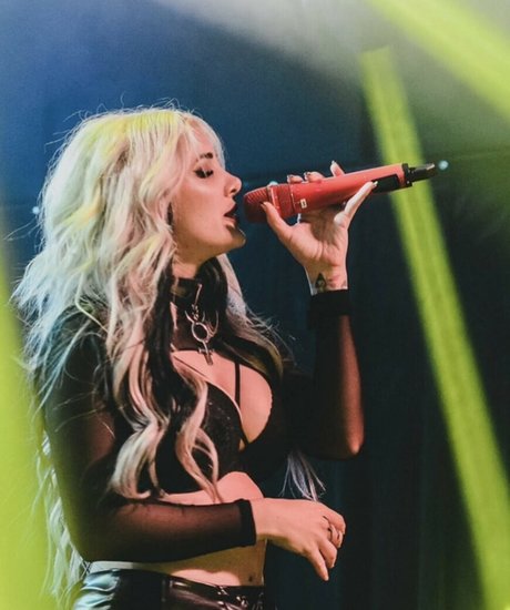 Addie Nicole Amick hd actress images