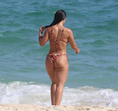 Larissa Tomasia star art galleries