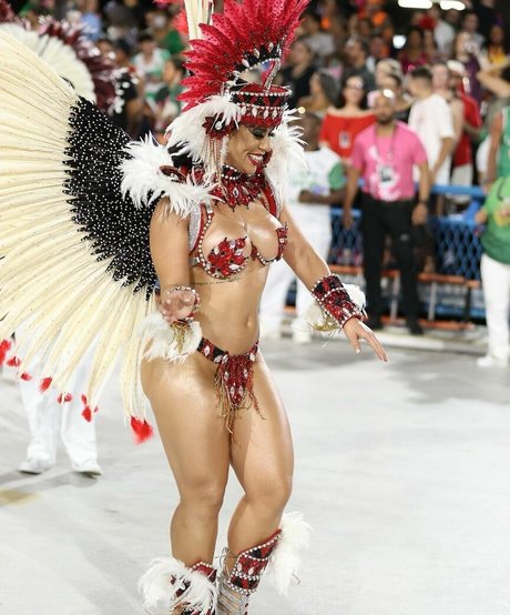 Larissa Tomasia star top pics