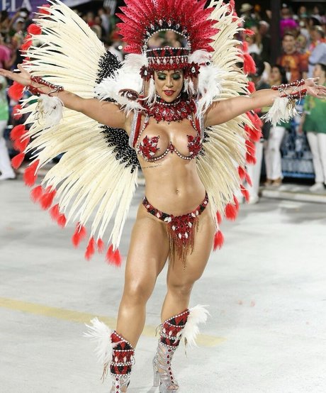 Larissa Tomasia model top pics