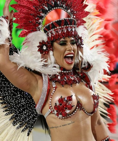 Larissa Tomasia nudes model photos