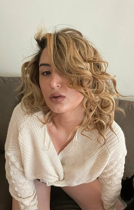 snarkybrunette erotic model gallery