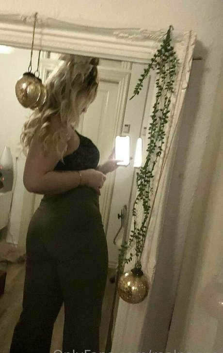 realnanna adult model image