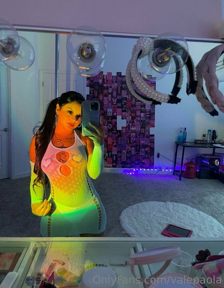 valepaola nude model image