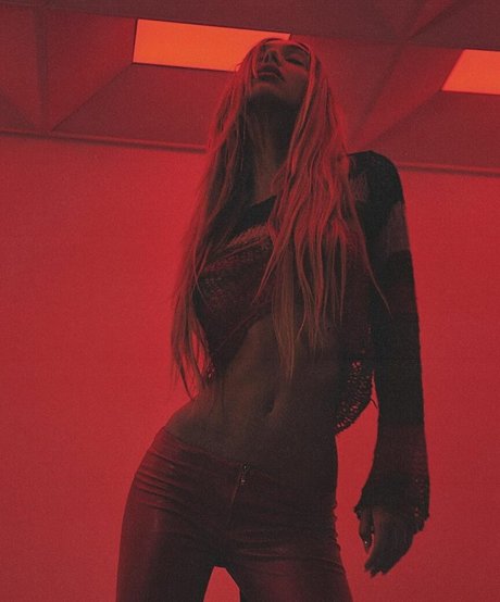 Alexis Ren sex model images