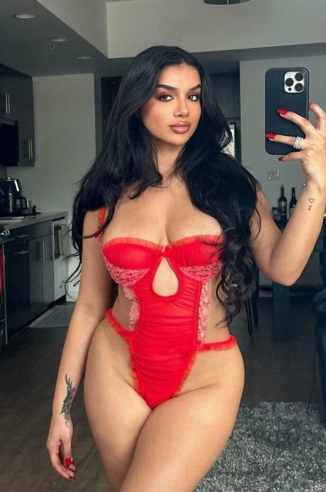 Alishbasheikh perfect model photo