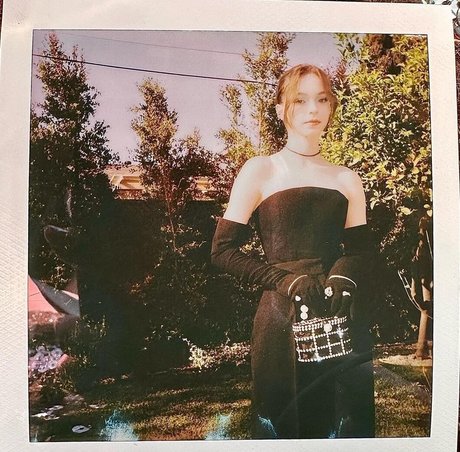 Emma Myers nude model picture