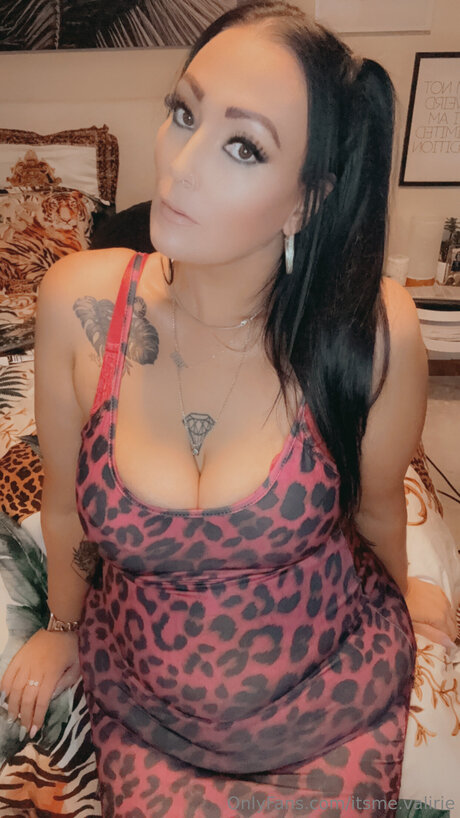 Itsme Valirie sexy star pics