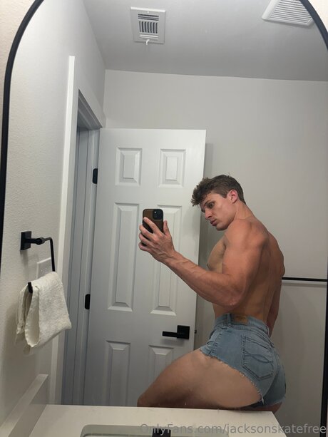 Jacksonskatefree hot model img