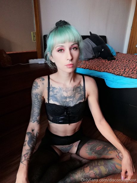 Discordia Suicide model pornographic photo