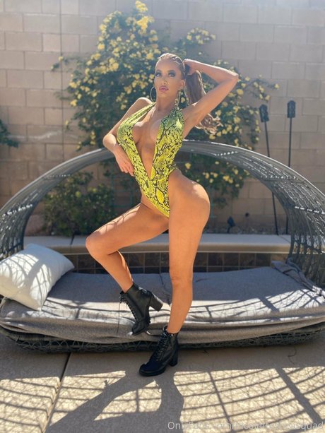 Nicolette Shea model top img