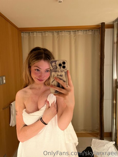 Lacy Lotus sexy pornstar pics