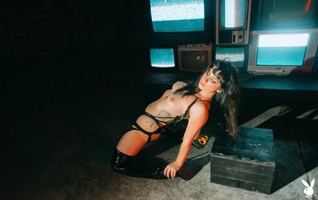 Reed Suicide model naked images