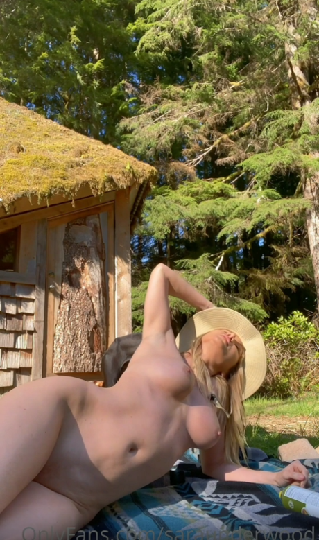 Sara Jean Underwood sexy model image