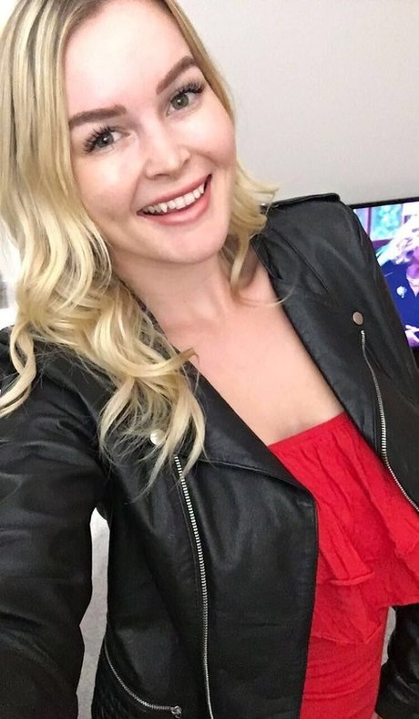 Elle Knox pornstar naked images