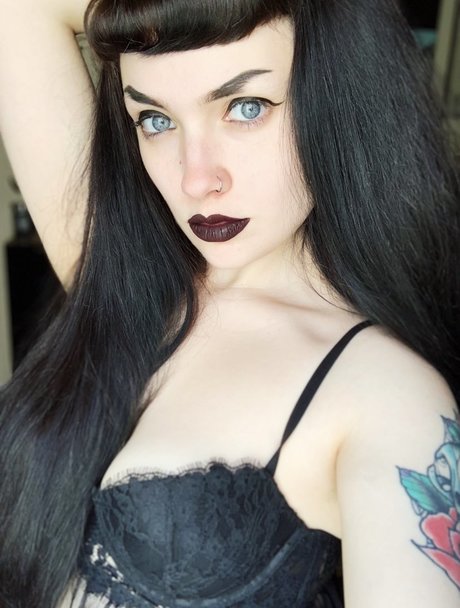 Countess Jezebeth model pornographic images