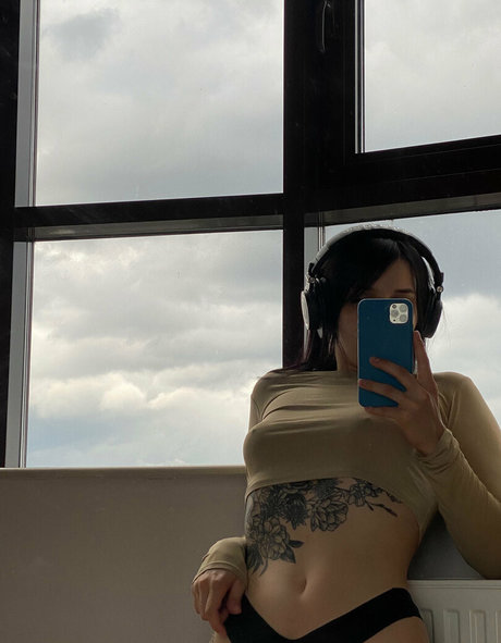 es lain pornstar sexy images