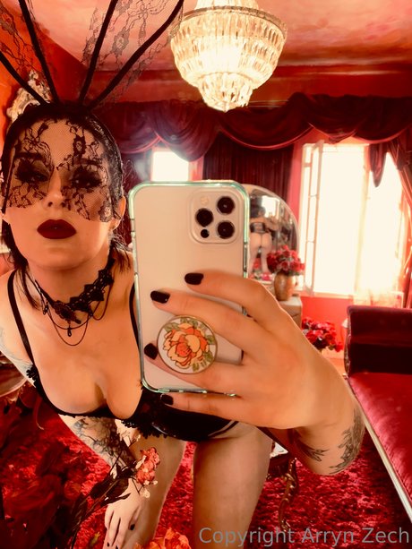 Arryn Zech star nude pictures