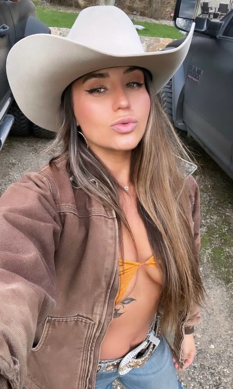 Skylyn Beaty model hot pictures