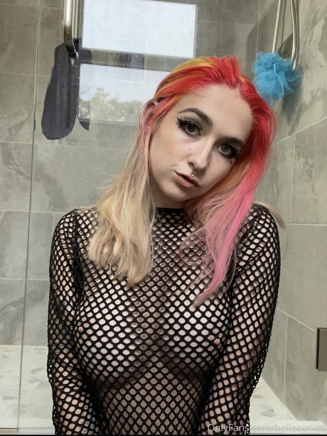 Belle Curves erotic model picture