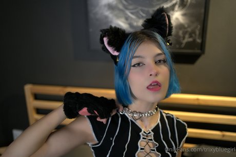 Trixy Blue nice model pics