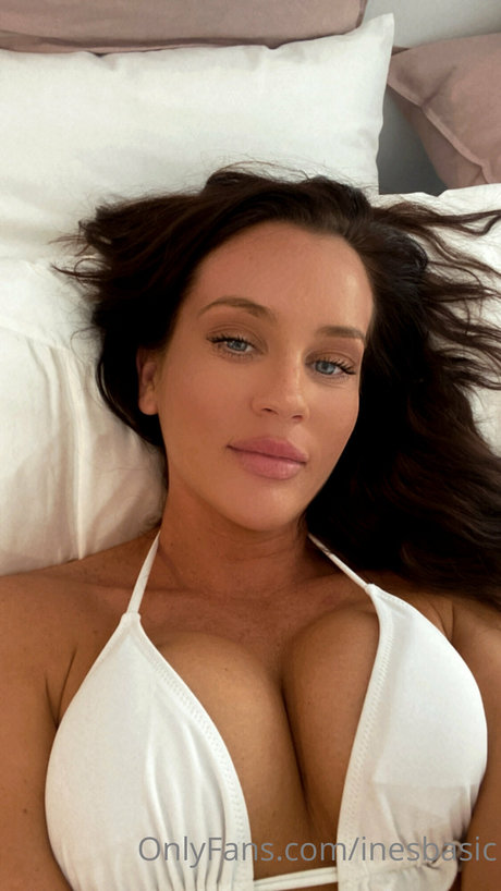 Ines Basic_ star hot image